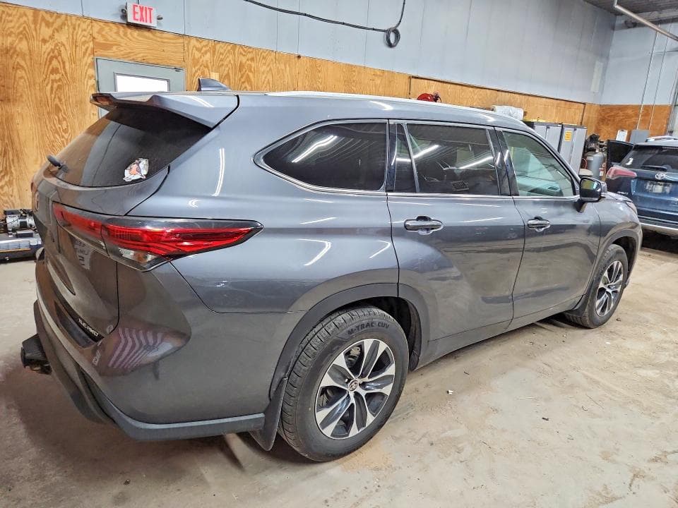 2022 TOYOTA HIGHLANDER XLE 3