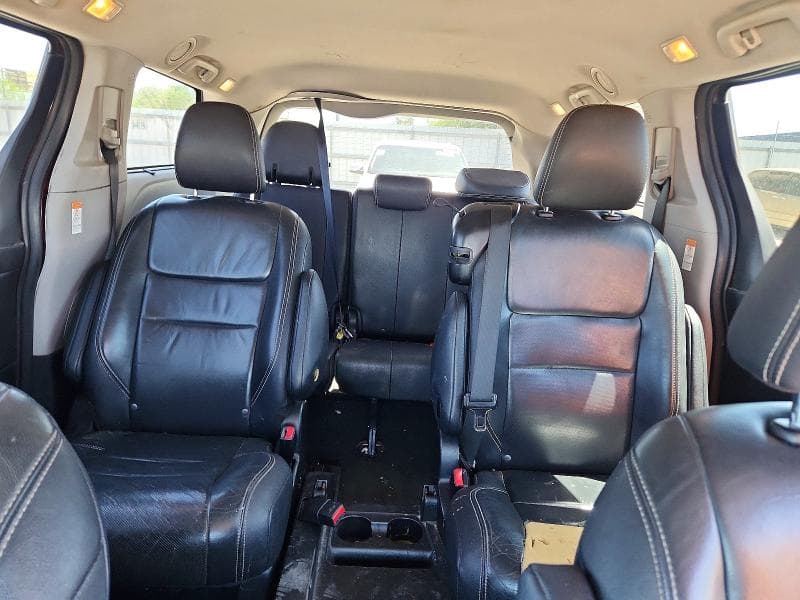 2017 TOYOTA SIENNA SE 10