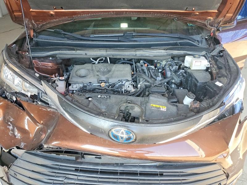 2021 TOYOTA SIENNA XLE 12