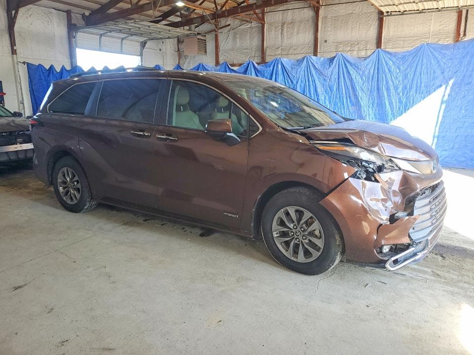 2021 TOYOTA SIENNA XLE 4