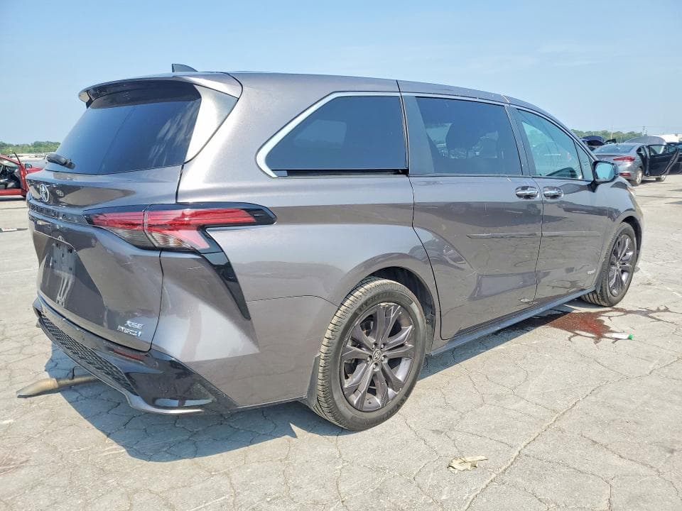 2021 TOYOTA SIENNA XSE 3