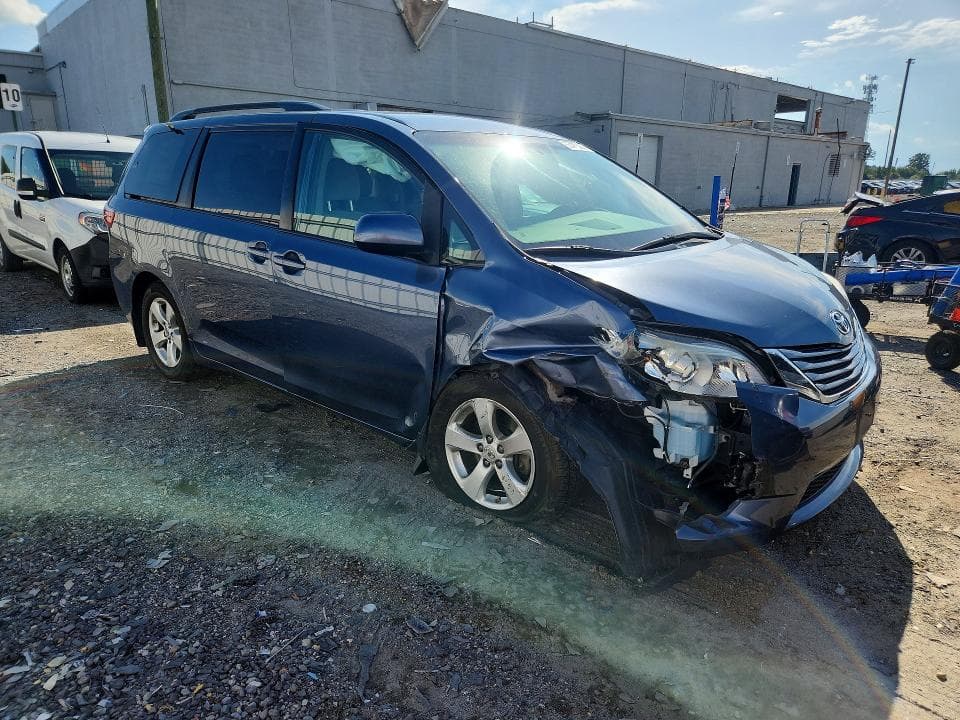 2017 TOYOTA SIENNA LE 4