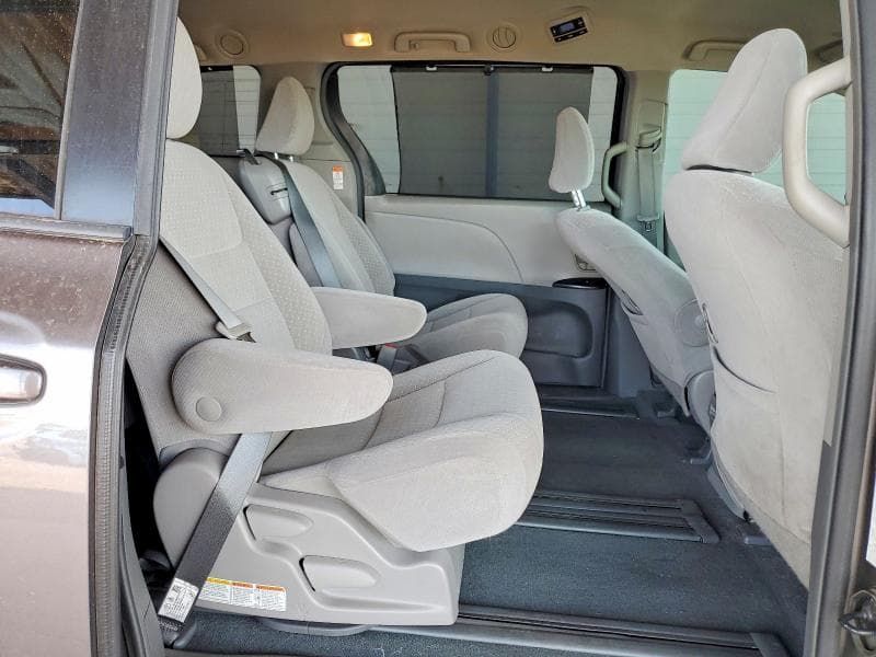 2019 TOYOTA SIENNA LE 11