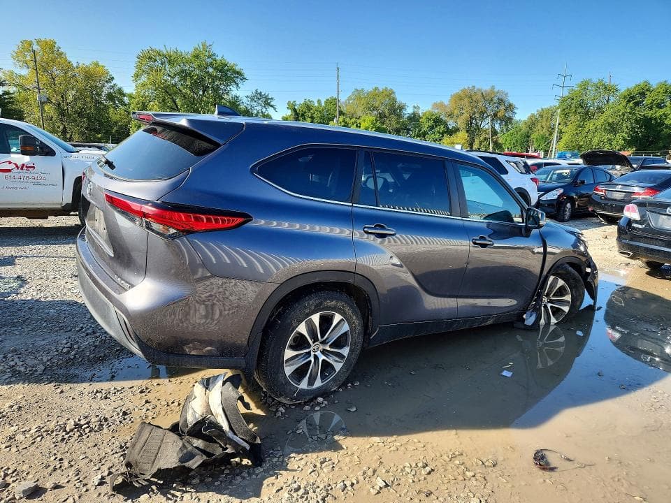 2023 TOYOTA HIGHLANDER XLE 3
