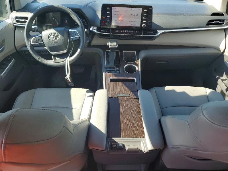 2023 TOYOTA SIENNA XLE 8