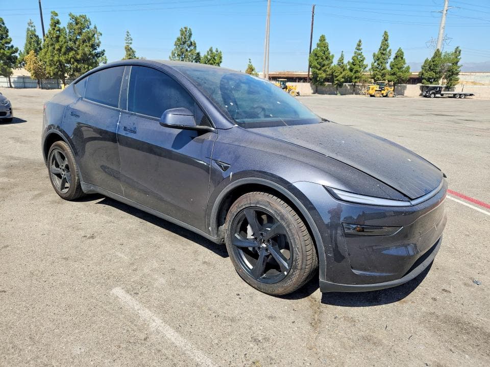 2026 TESLA MODEL Y 4