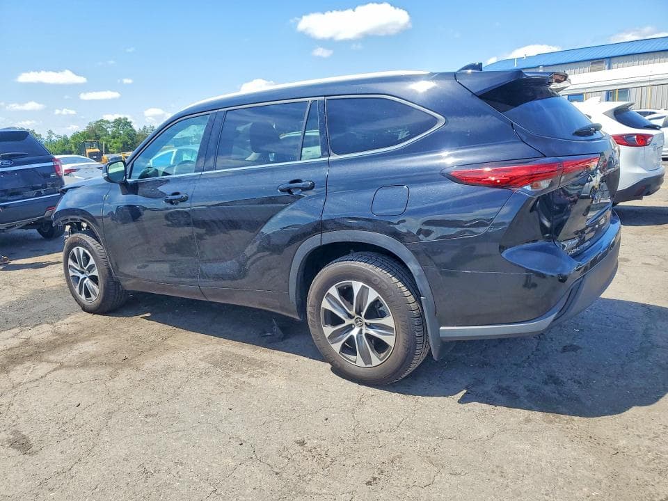 2022 TOYOTA HIGHLANDER XLE 2