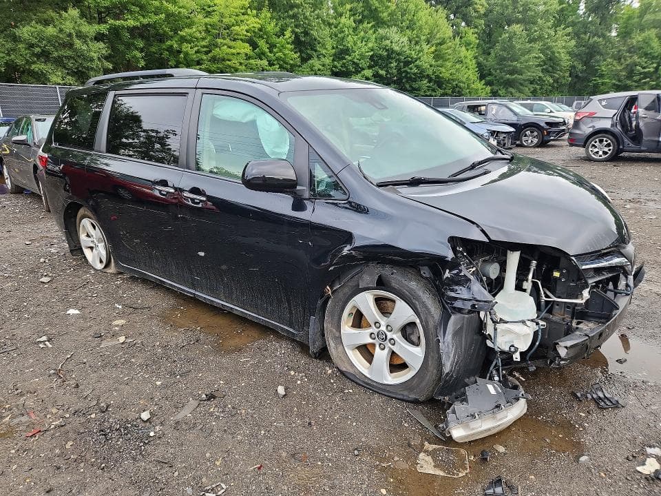 2019 TOYOTA SIENNA LE 4
