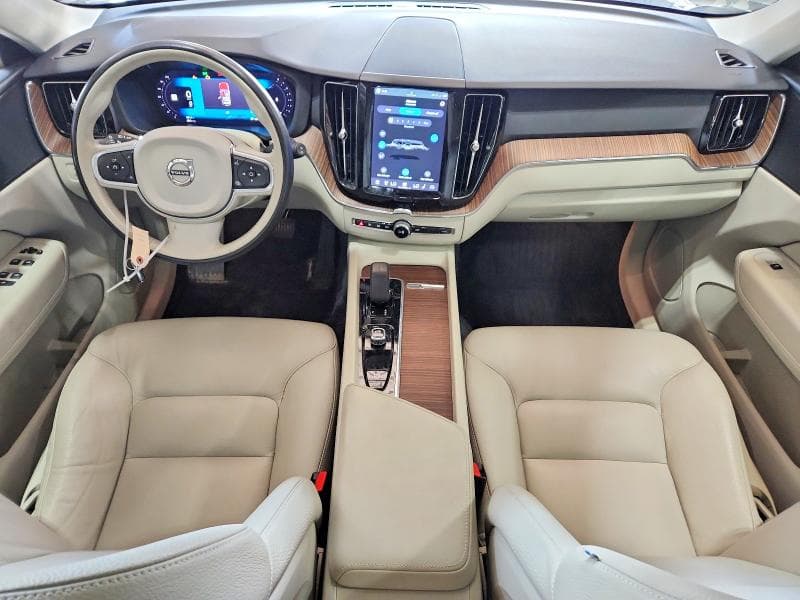 2022 VOLVO XC60 B5 MOMENTUM 8