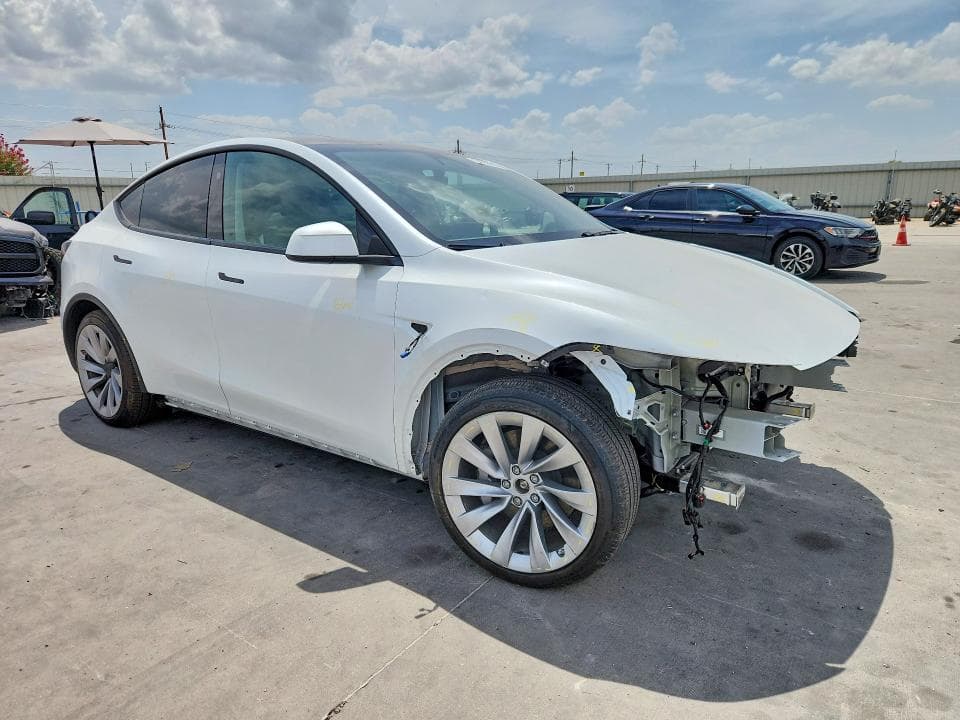 2026 TESLA MODEL Y 4