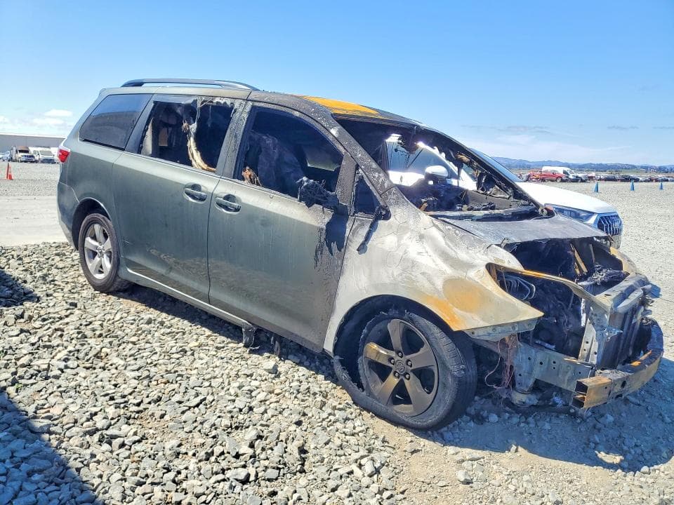 2019 TOYOTA SIENNA LE 4