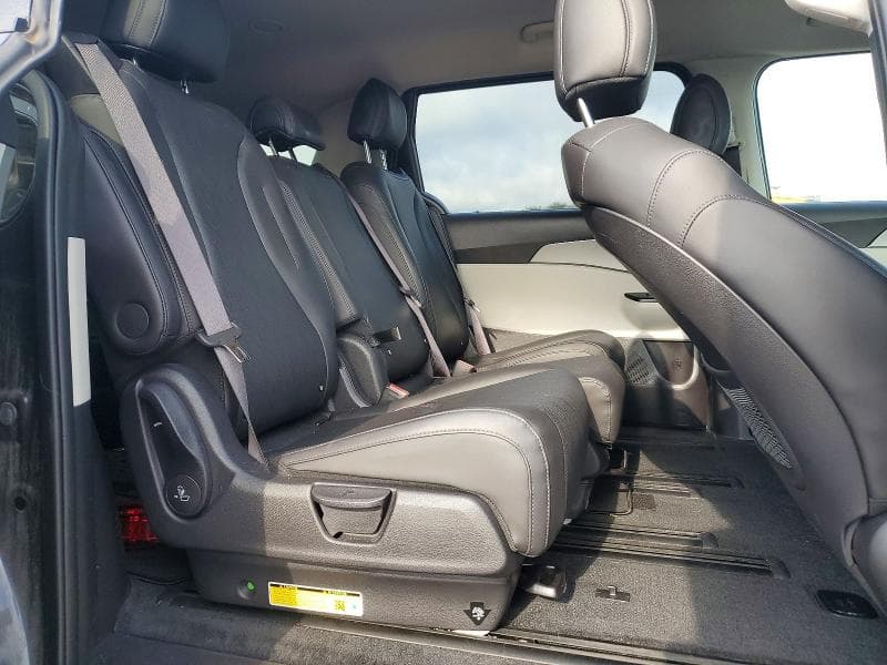 2024 KIA CARNIVAL LX 11