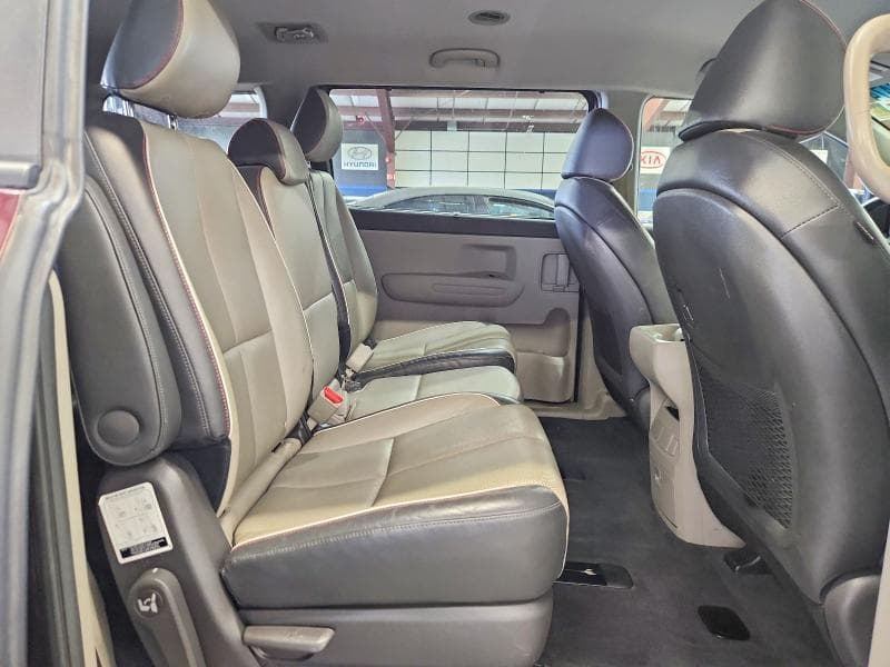 2017 KIA SEDONA LX 11