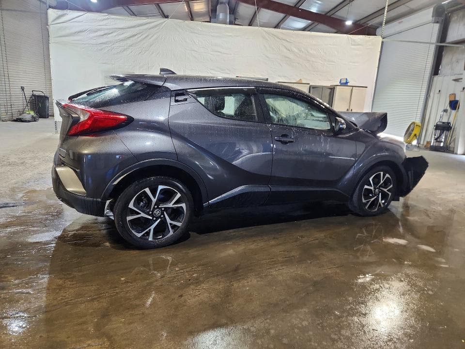 2019 TOYOTA C-HR XLE 3