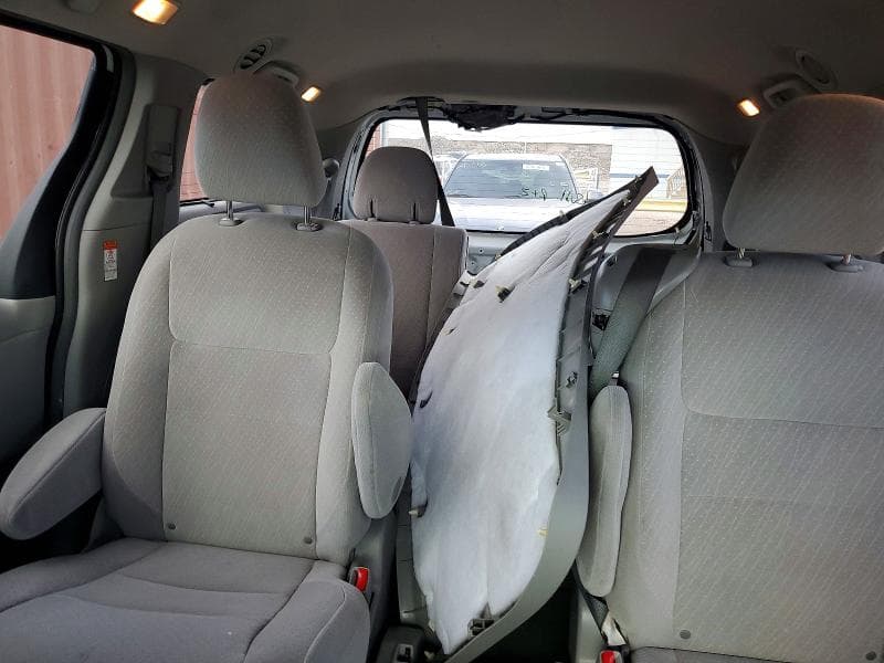 2017 TOYOTA SIENNA LE 10