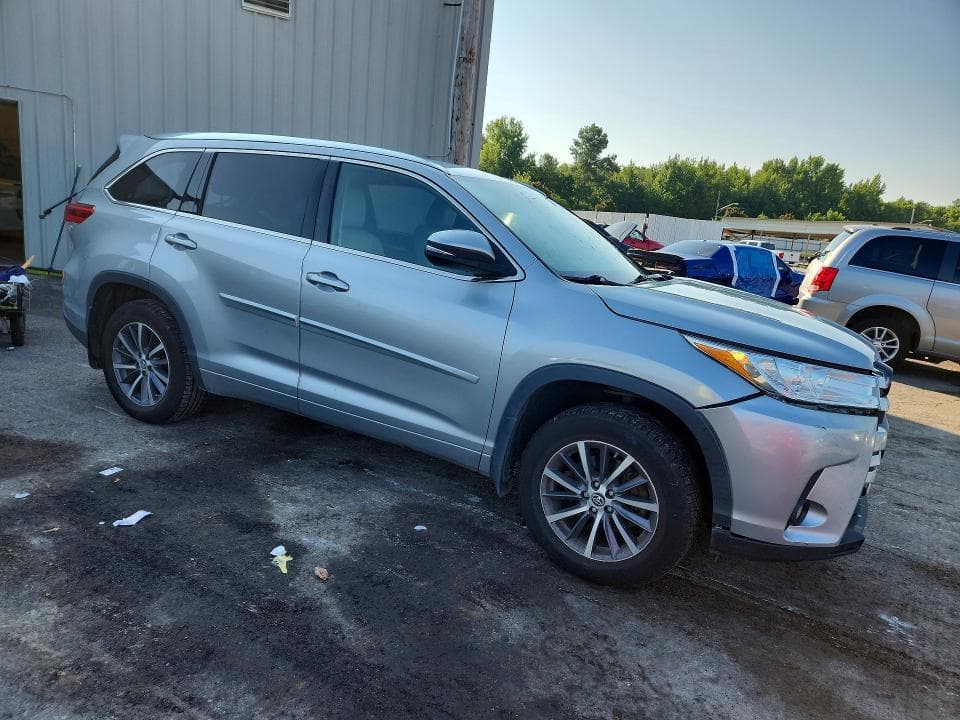 2017 TOYOTA HIGHLANDER XLE 4
