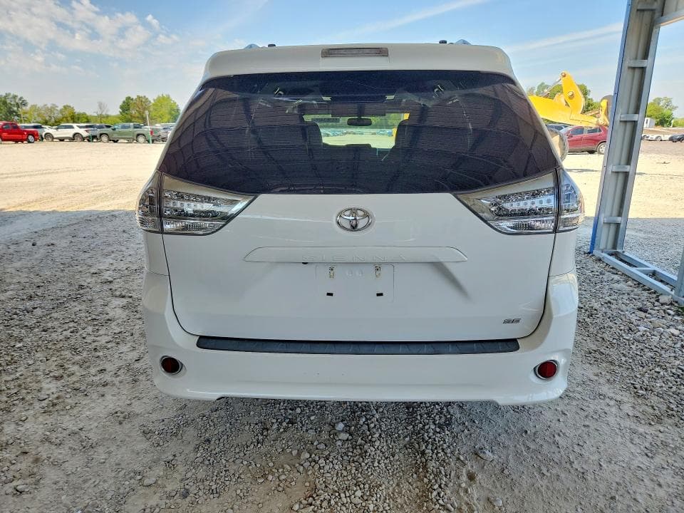 2017 TOYOTA SIENNA SE 6