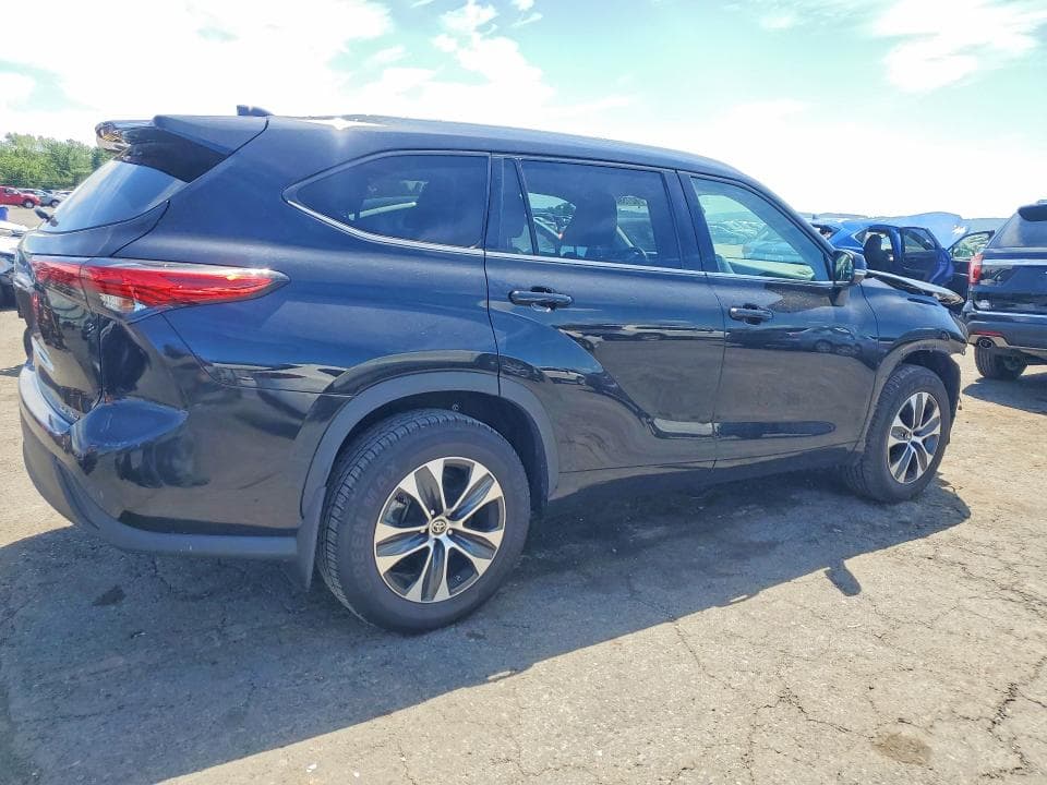 2022 TOYOTA HIGHLANDER XLE 3