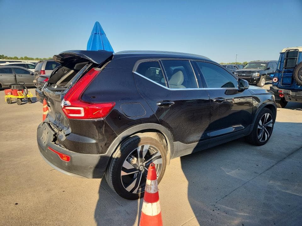 2023 VOLVO XC40 PLUS 3