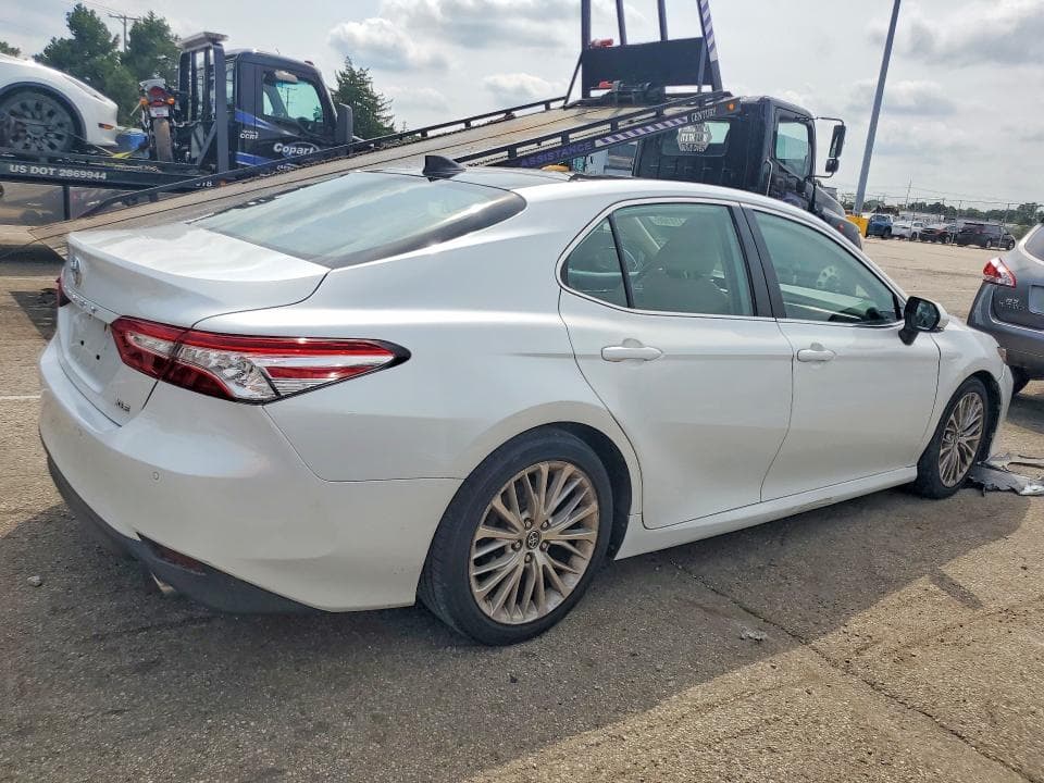 2019 TOYOTA CAMRY XLE 3
