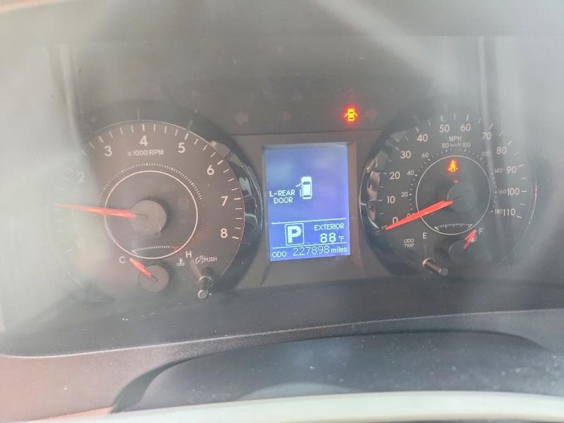 2017 TOYOTA SIENNA LE 9