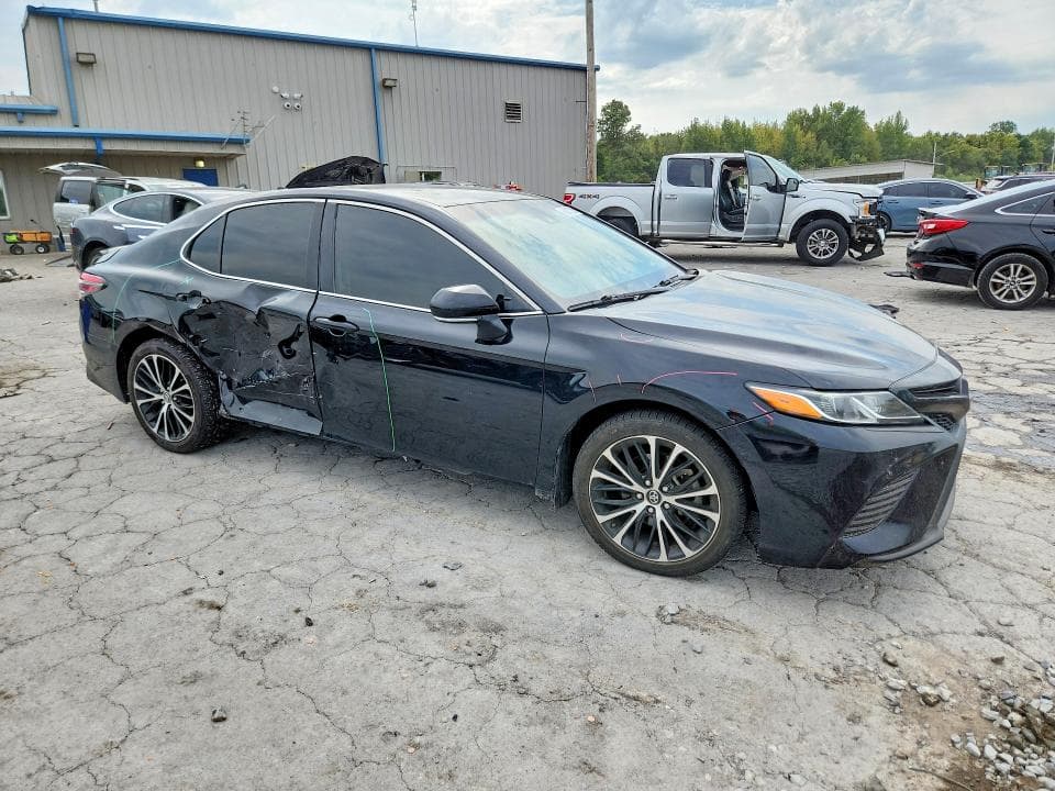 2019 TOYOTA CAMRY SE 4