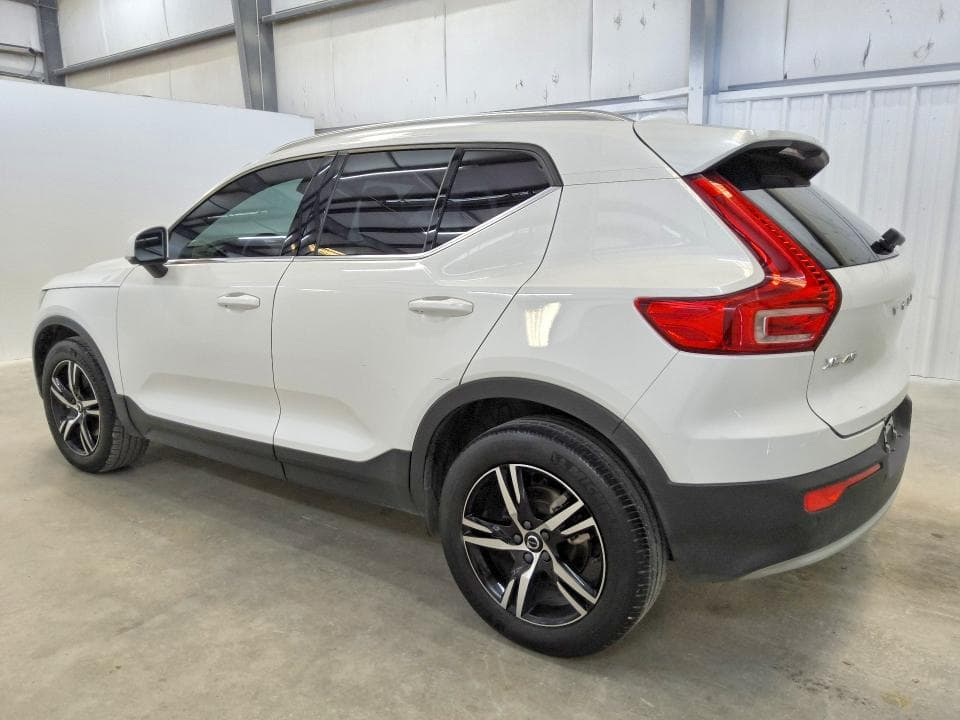 2023 VOLVO XC40 PLUS 2