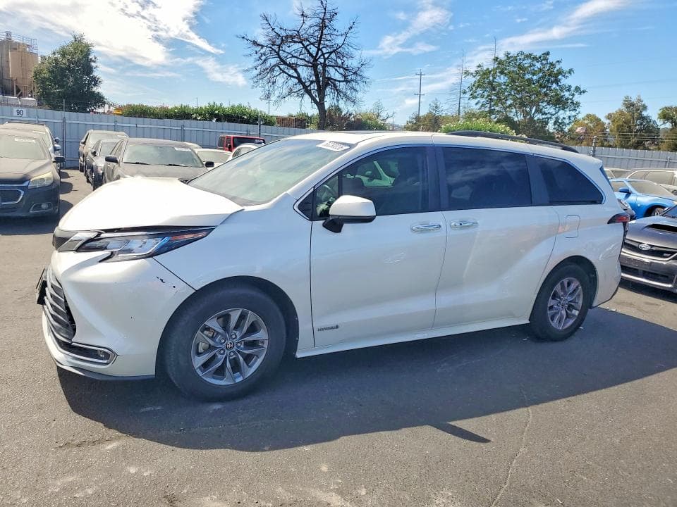 2021 TOYOTA SIENNA XLE - 1