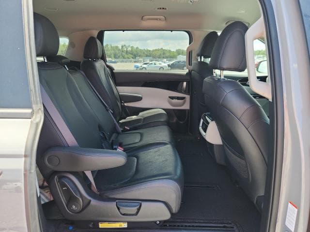 2024 KIA CARNIVAL EX 11