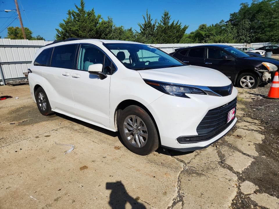 2022 TOYOTA SIENNA LE 4