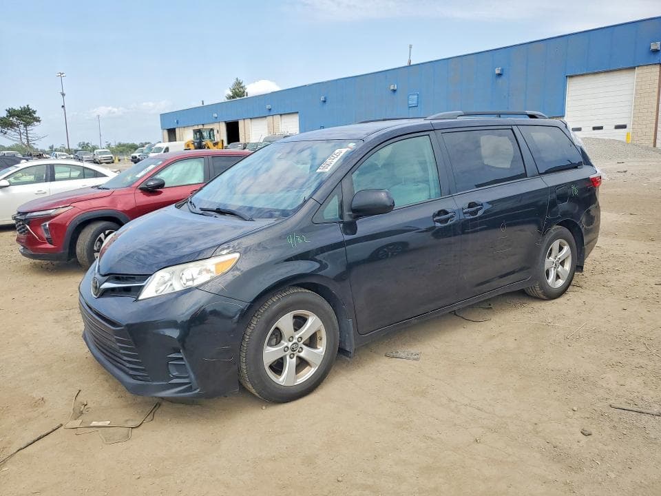 2018 TOYOTA SIENNA LE