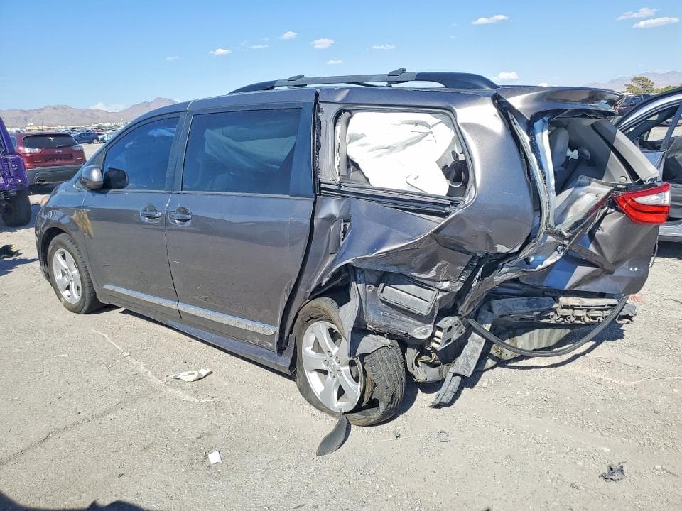 2017 TOYOTA SIENNA LE 2