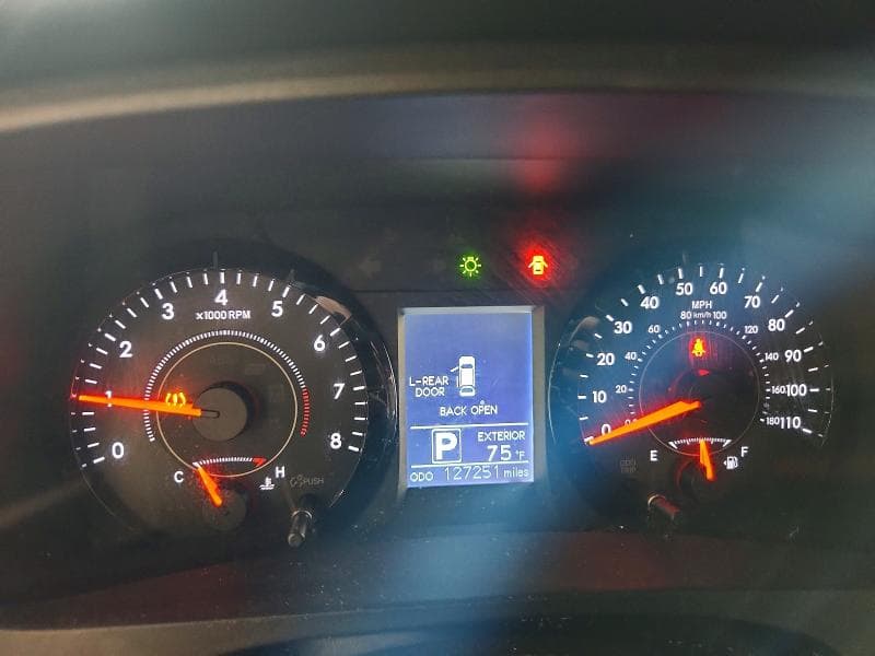 2017 TOYOTA SIENNA LE 9