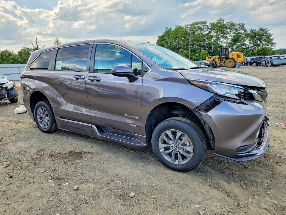 2021 TOYOTA SIENNA LE 4