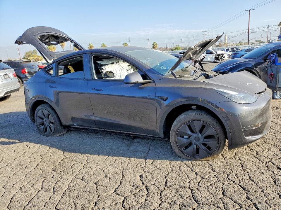 2025 TESLA MODEL Y 4
