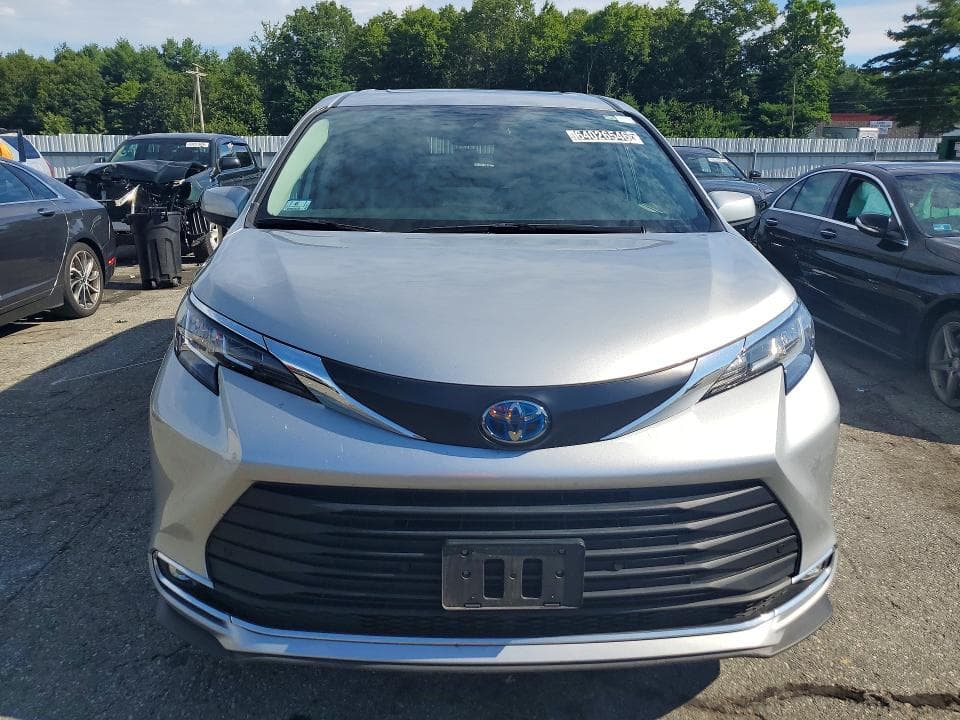 2023 TOYOTA SIENNA XLE 5