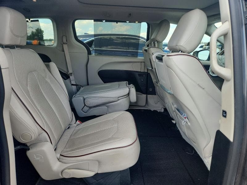 2017 CHRYSLER PACIFICA LIMITED 10