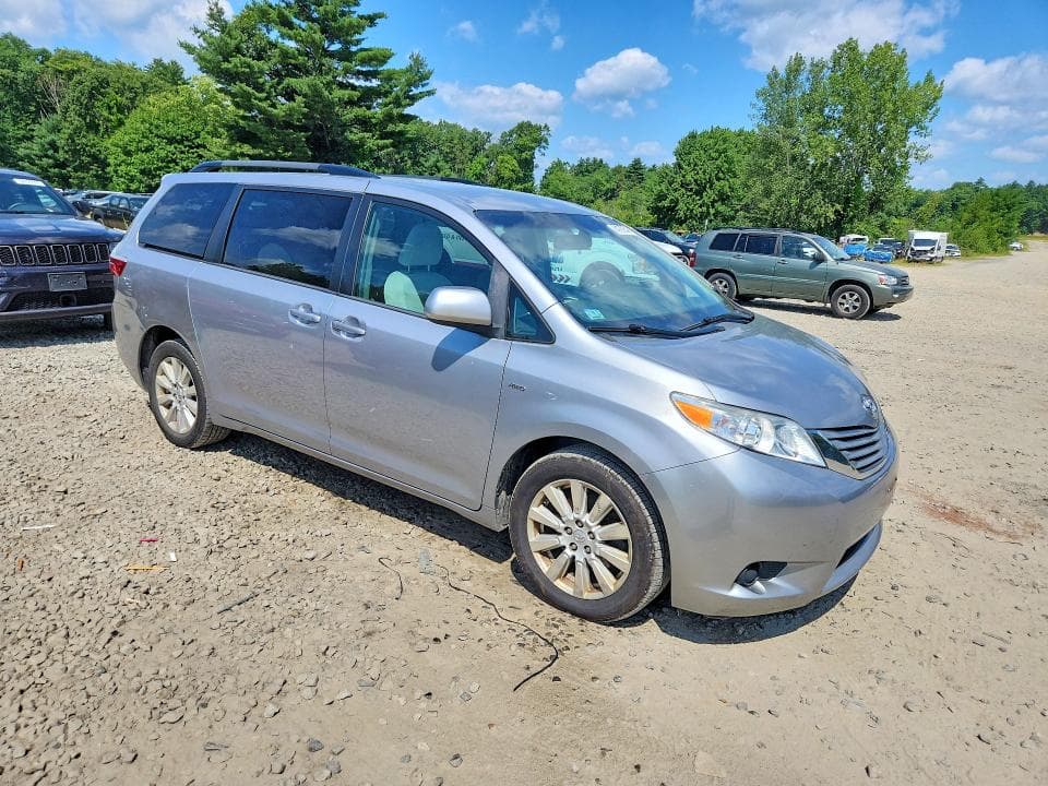 2017 TOYOTA SIENNA LE 4