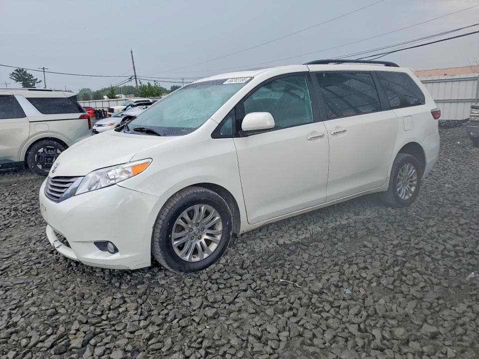 2017 TOYOTA SIENNA XLE 8-PASSENGER