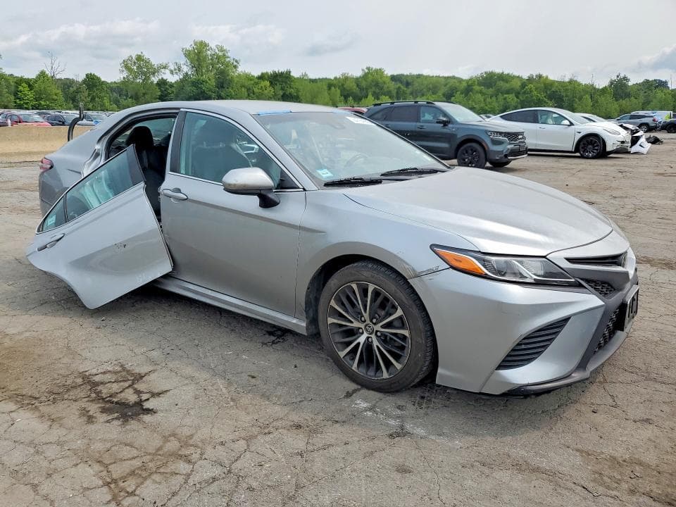 2020 TOYOTA CAMRY SE 4