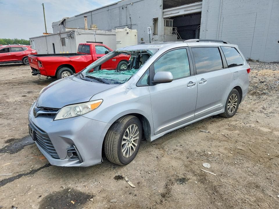 2018 TOYOTA SIENNA XLE 8-PASSENGER - 1