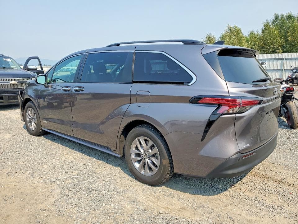 2021 TOYOTA SIENNA XLE 2