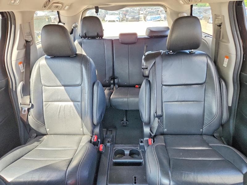 2017 TOYOTA SIENNA SE 10