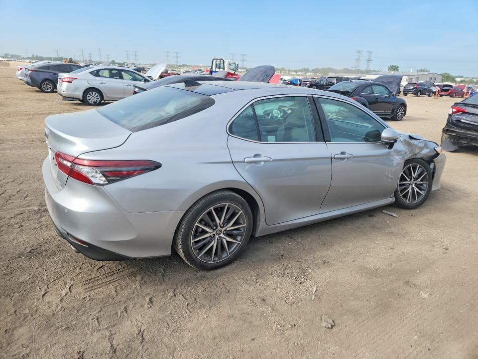 2023 TOYOTA CAMRY XLE 3