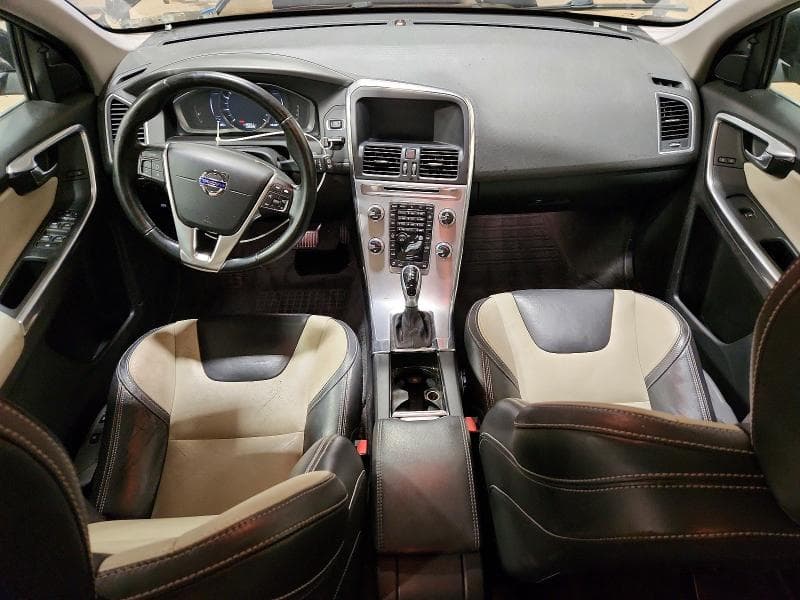 2017 VOLVO XC60 T6 DYNAMIC 8