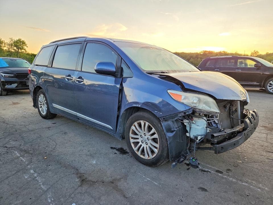 2017 TOYOTA SIENNA XLE 8-PASSENGER 4