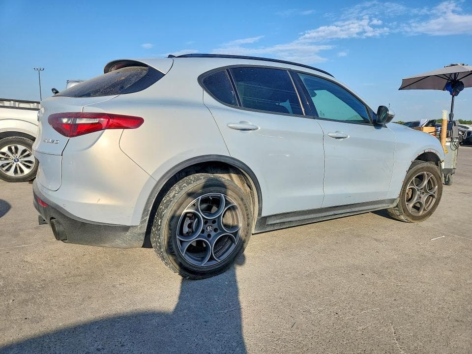 2022 ALFA ROMEO STELVIO 3