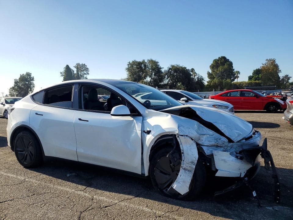 2026 TESLA MODEL Y 4
