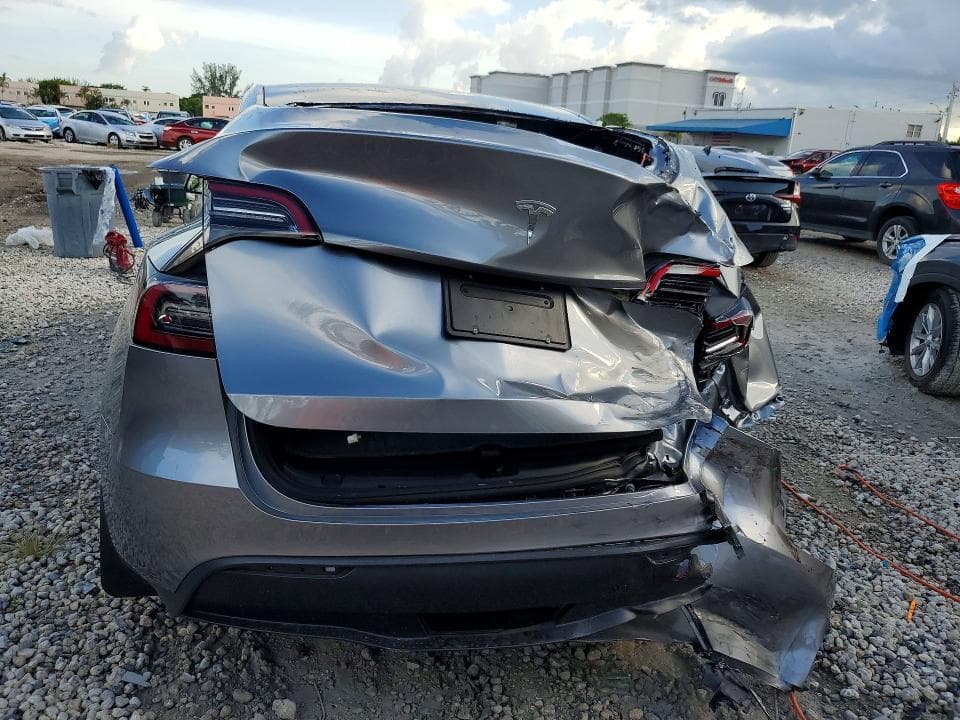 2025 TESLA MODEL Y 6