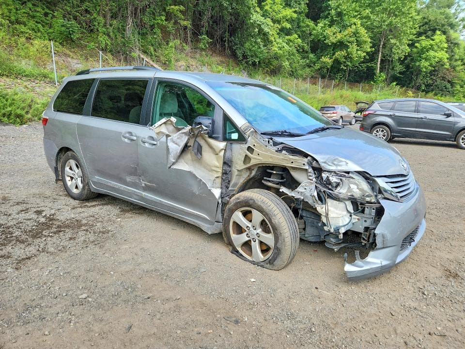 2017 TOYOTA SIENNA LE 4